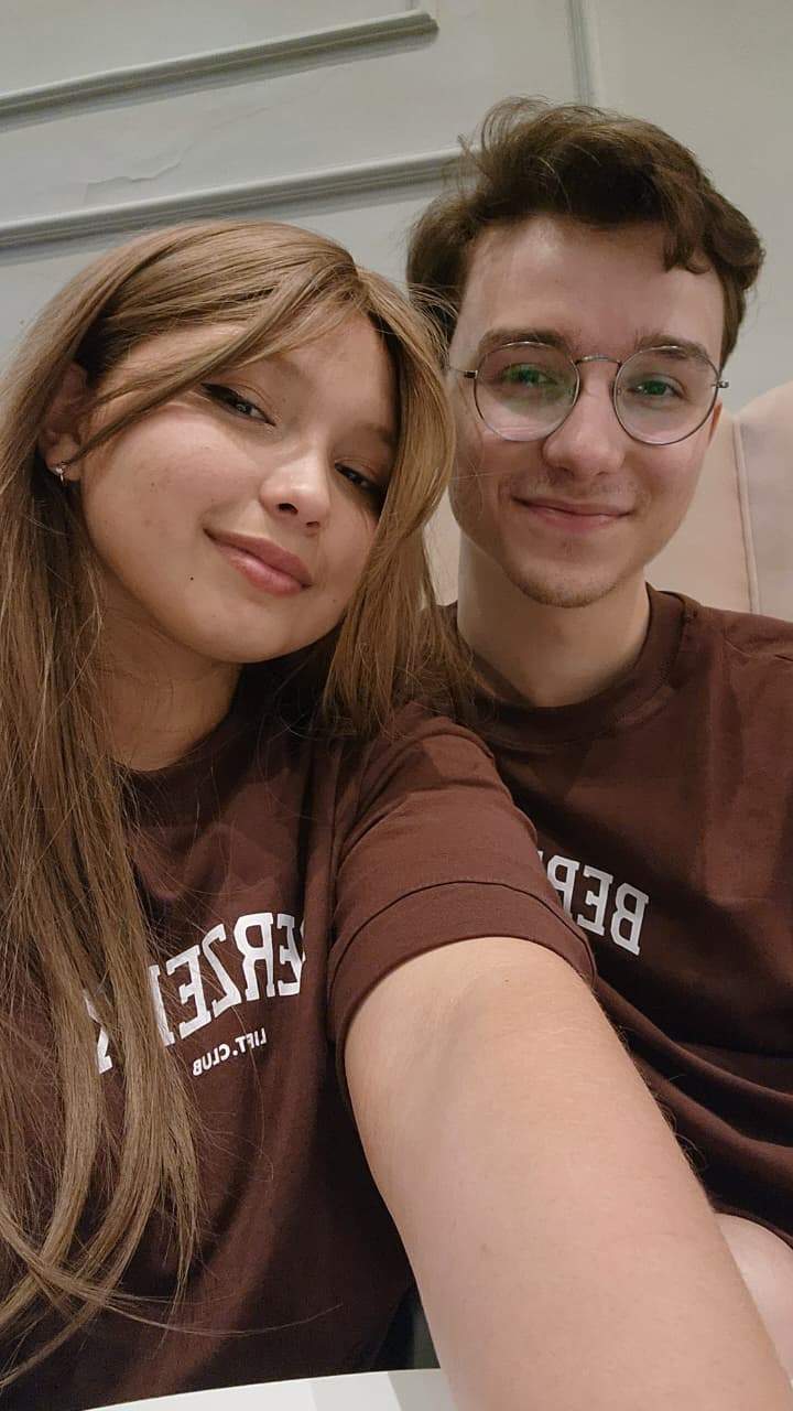 Na cafeteria com roupas combinando